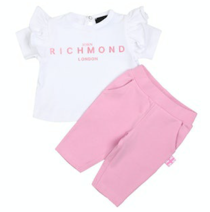 Футболка с брюками