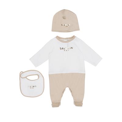 Комбинезон, шапка и слюнявчик